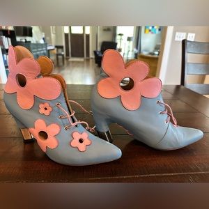 John Fluevog Tauri Flower Bootie Heel Blue Pink Women’s 8 Retired